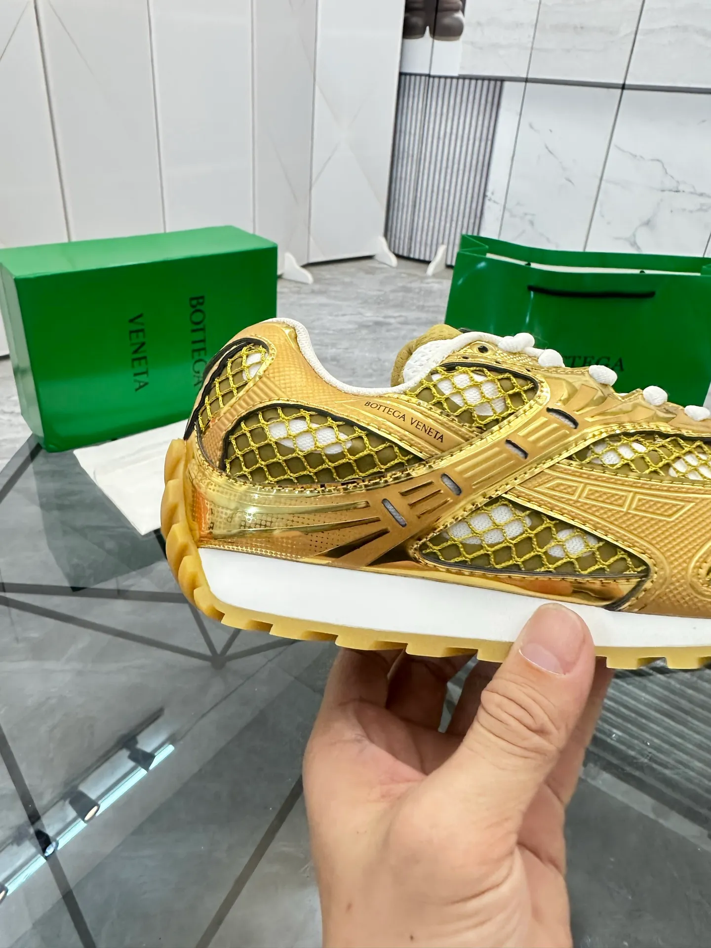 Factory men's shoes 💰: 620💰 (top version) BV Orbit sneakers Wang Yibo's same style couple's dad shoes Runner sneakers, made of lightweight technical mesh fabric. Matched with geometric pattern designed rubber outsole Wang Zha series high version Look for the package craftsmanship The actual height is much higher, but the legs are still slim. Very nice and playable and durable Matching to the standard 💯 Package shoe technology Look for the high version The outsole is made of color-blocked TPU outsole Women's model 35 36 37 38 39 40 41 (40 41 customized) Men's model 38 39 40 41 42 43 44 45. (Customized size 38 45.46) No. H345